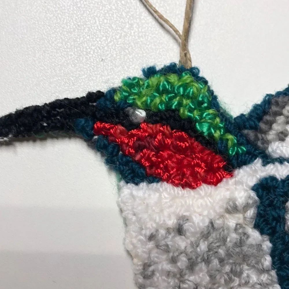 NEW! Hand hooked Hummingbird - Picture 3 of 6